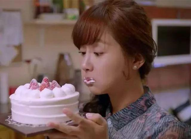 《欢乐颂》中饰演的邱莹莹可是一个小吃货,剧中吃着高热量的巧克力的