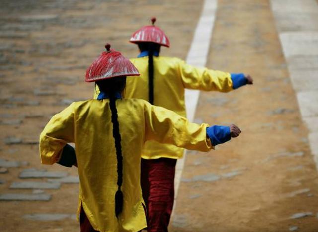 清朝大内侍卫真实生活:用"童子尿"浇衣服,站岗憋不住尿裤子