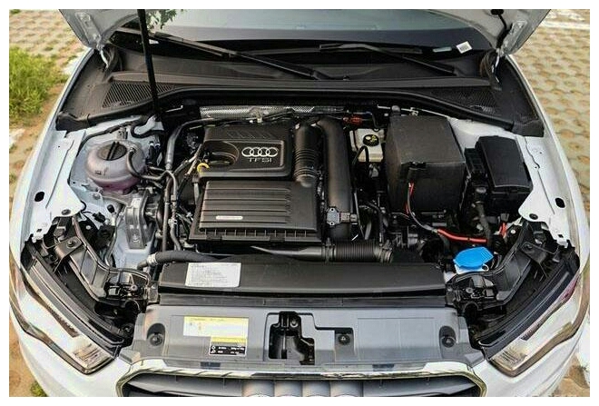 二十多万买辆奥迪开回家,打开引擎盖看到是大众车标怒了