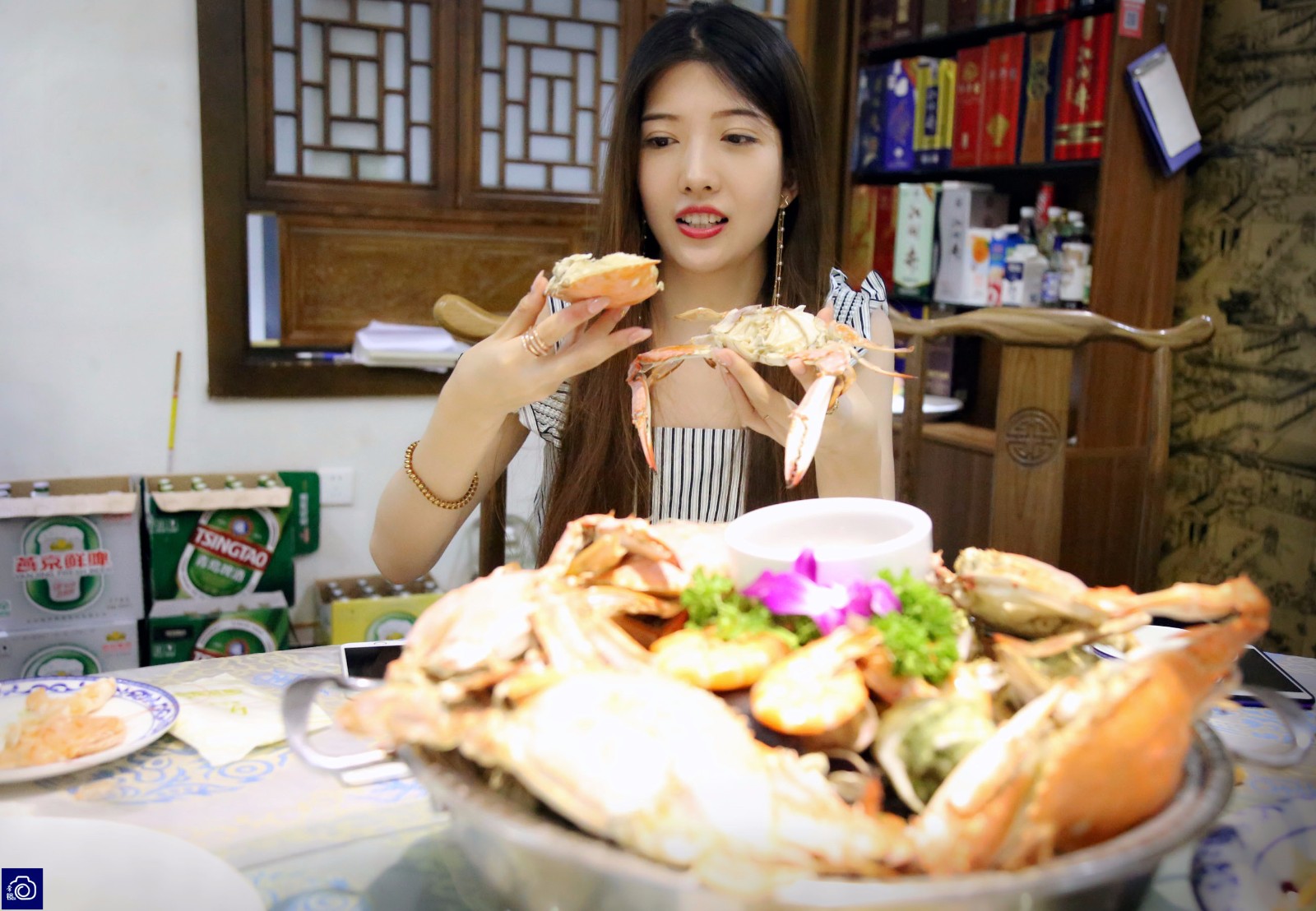 美女大胃王开海首日跑300公里过嘴瘾,一口气吃掉6个螃蟹|大胃王