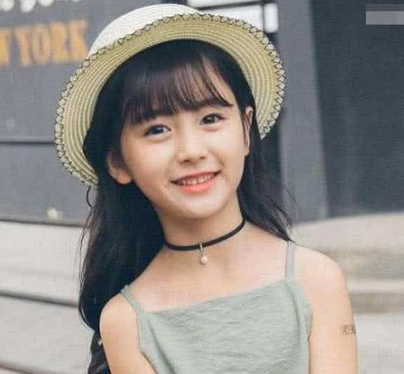 她—裴佳欣,你们看完裴佳欣是不是跟小菲一样深深