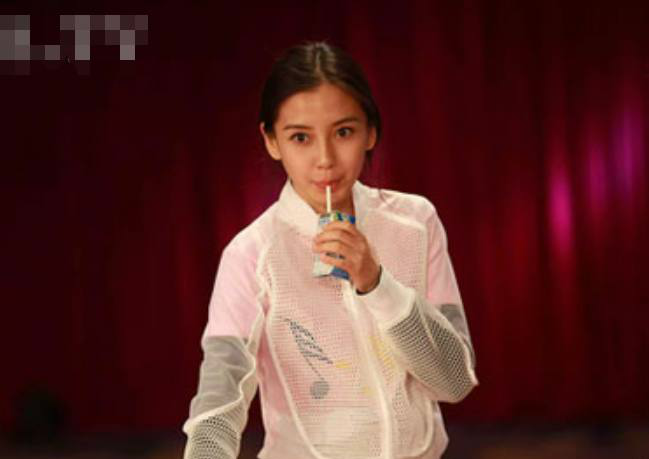 娱乐圈热巴baby都在跑男中喝安慕希酸奶,从不喝安慕希只有他
