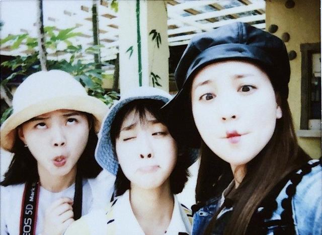 《小美好》女主沈月与金莎相约旅行,两代清纯女神同框笑容甜美