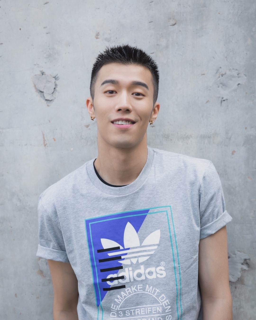 周游亮相活动 清爽有力运动风十足