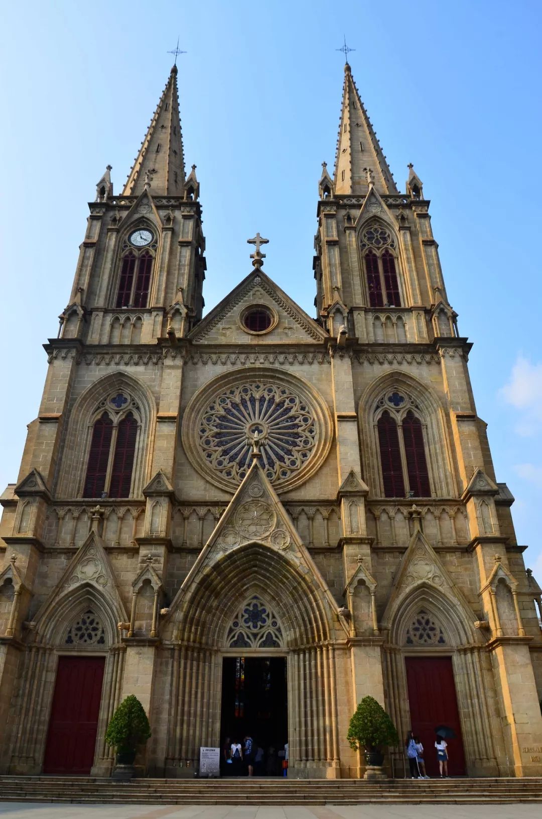 广州有座百年教堂,建了25年耗资40万法郎,媲美法国巴黎圣母院