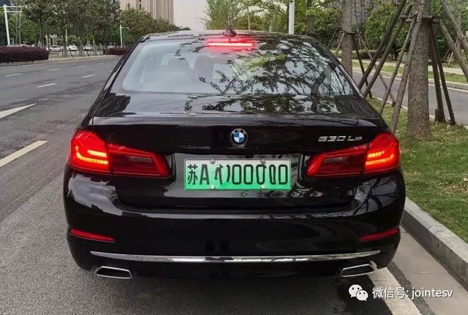 混动共用加油200块能跑600公里 黑色混动5系配新能源绿牌帅爆了