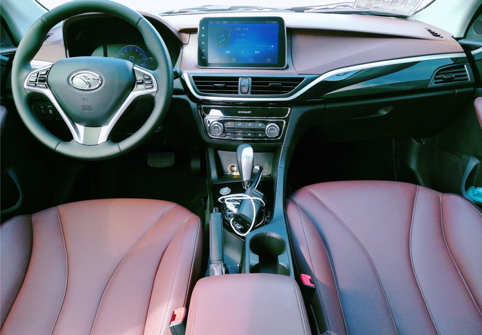 试驾东南a5翼舞,配置丰富还达到国六标准,还买远景,逸动dt?