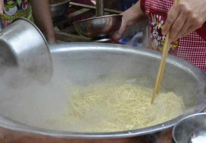 面馆老板透露: 煮面时, 别忘记加"它"! 不然黏糊, 没嚼劲!