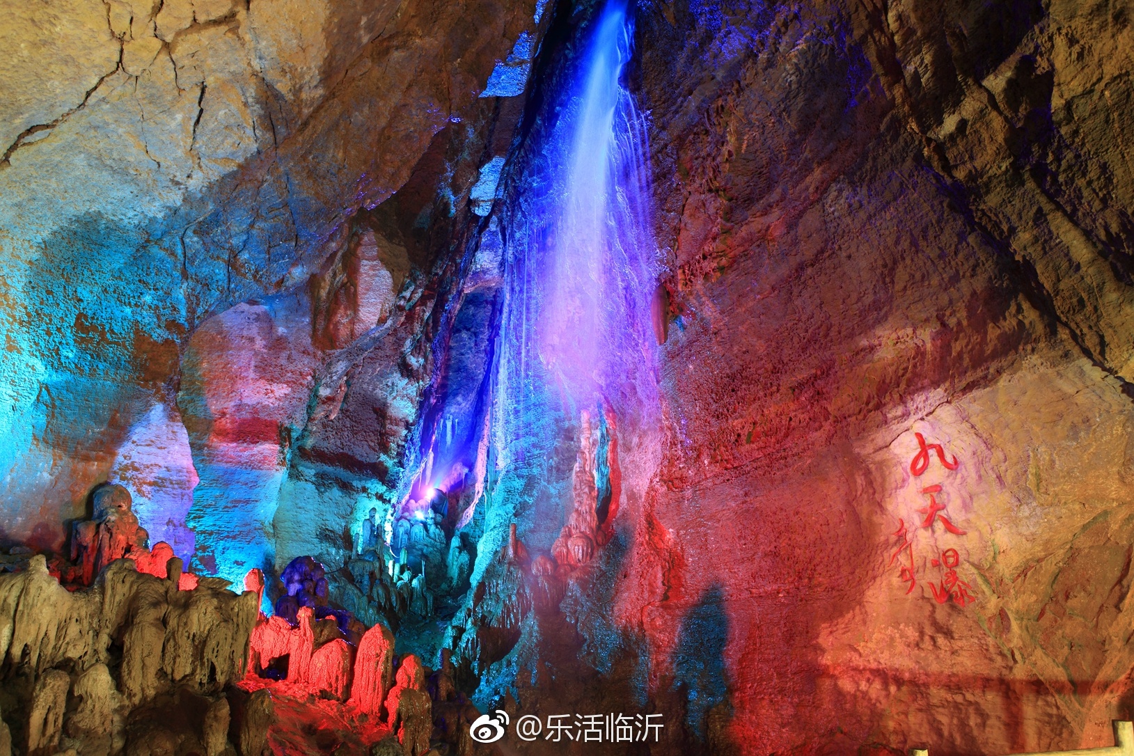 山东临沂沂水县地下大峡谷旅游区漂流节,不仅可以探秘天然喀斯特溶洞