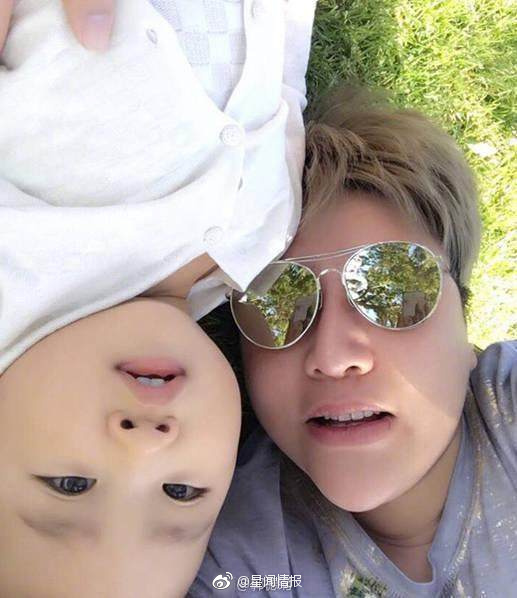 郭德纲在微博示爱:"老婆,生日快乐"配图都是王惠与两个儿子的照片,他