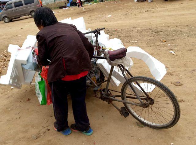 大集上老人捡废品捡出一个"惊喜"主人认领不相信