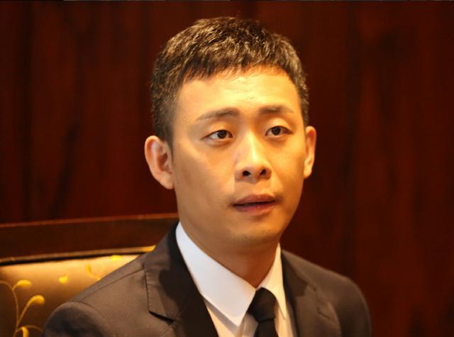 最惨时被女友抛弃,因丑而10年拍不了戏,如今成名低调娶二婚老婆