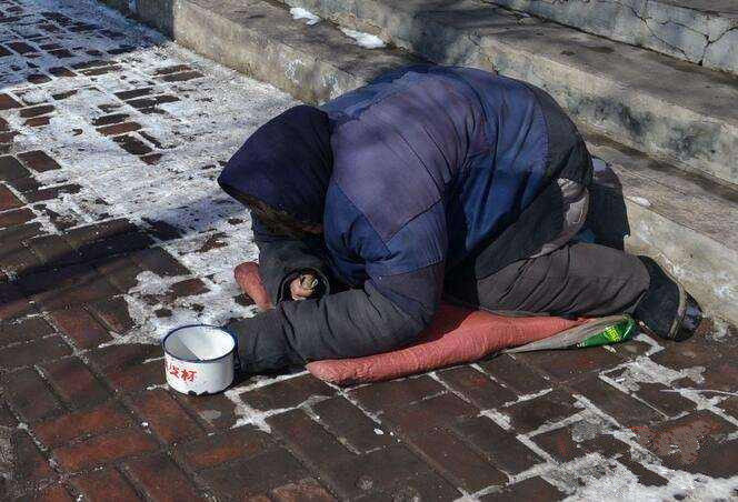 乞丐进村讨饭,有人善良收留他们,乞丐拯救了整个村庄