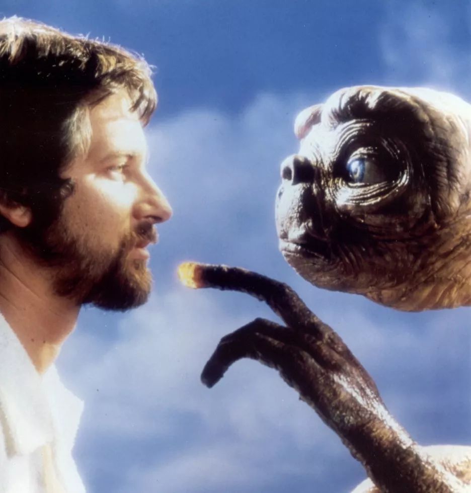 也有人说,这两部电影中的外星人,其实都可以看作是斯皮尔伯格本人的