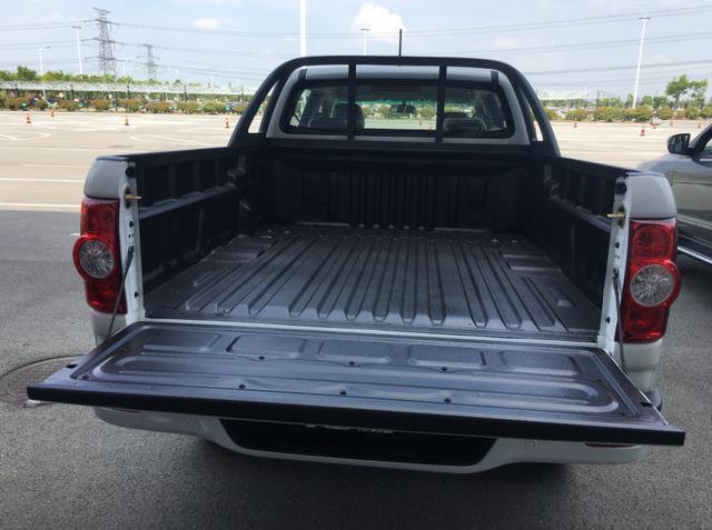 为了有效地提升车箱的容量,国内皮卡车的货箱不断呈加长,加宽的趋势