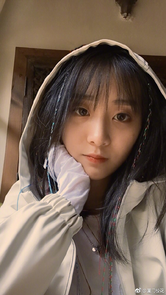 她叫董钥,98年,毕业于厦门双十中学,现就读于中央戏剧学院