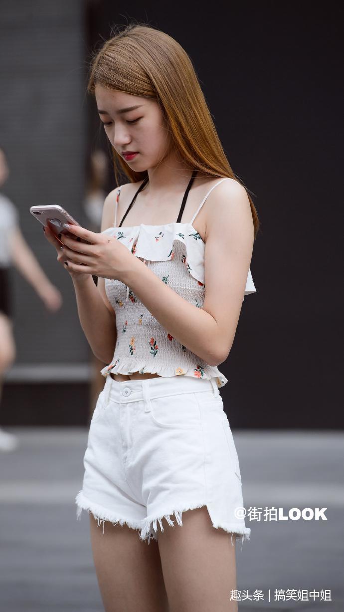 路人街拍:黑色短款连衣裙,在这炎热的夏天感觉有一丝热
