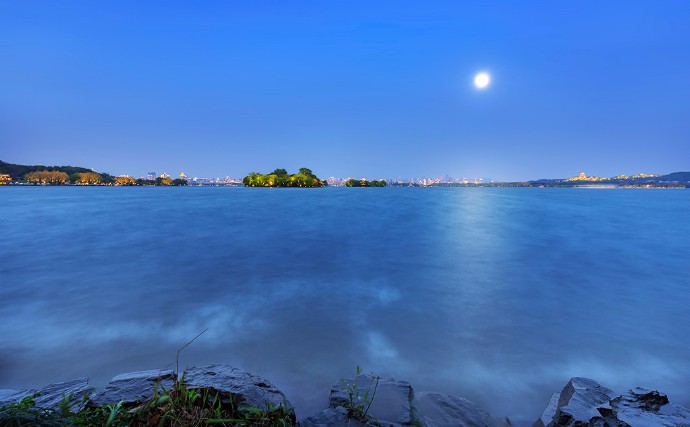 清风生此夜,月下水波寒