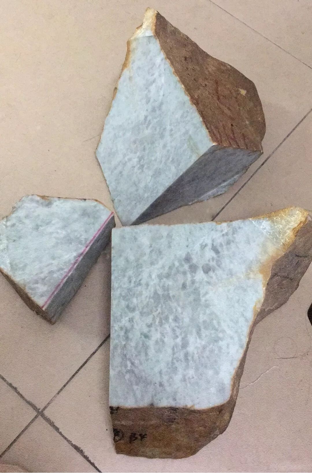 翡翠原石切垮了怎么办?结果货主灵机一动,做了一副翡翠象棋!