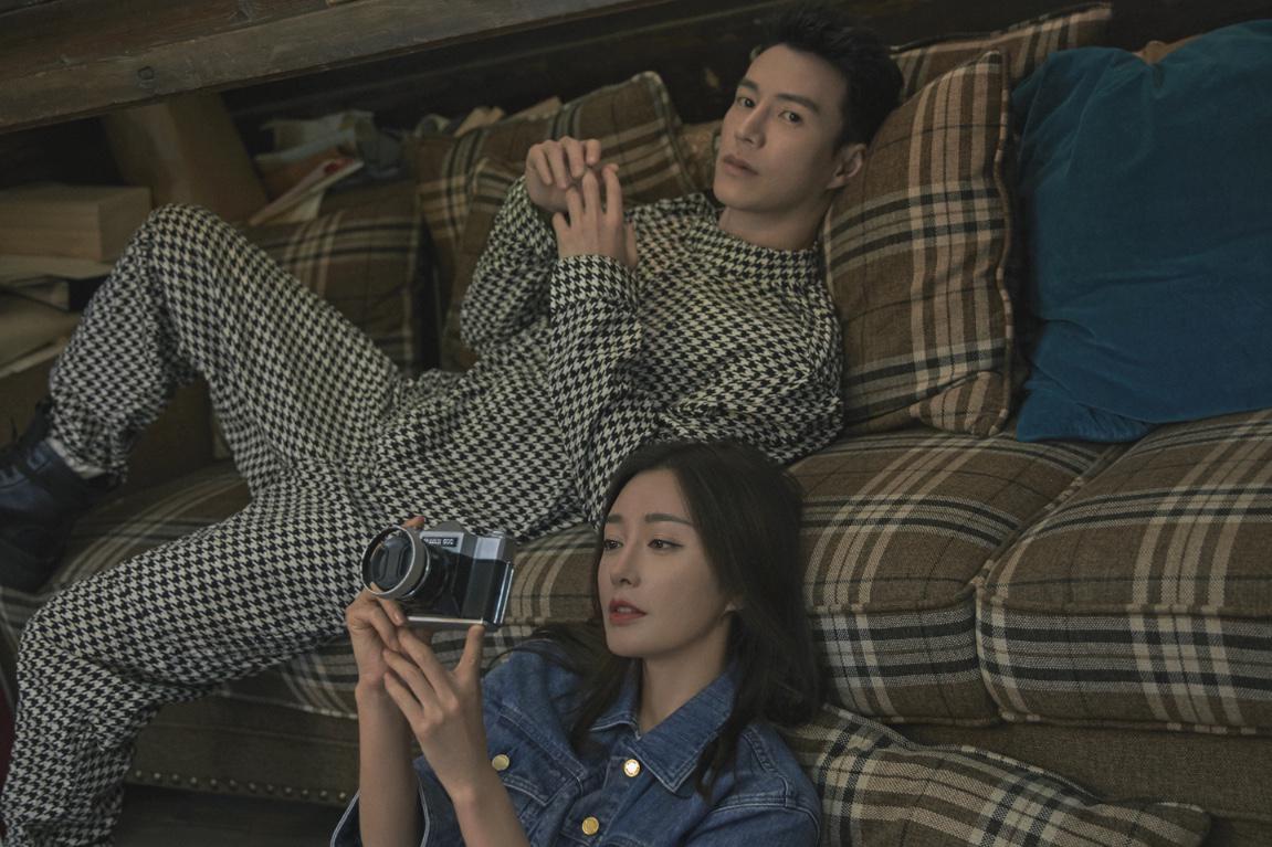 秦岚王冠逸大片曝光 诠释"女王"与"骑士"的时尚日常