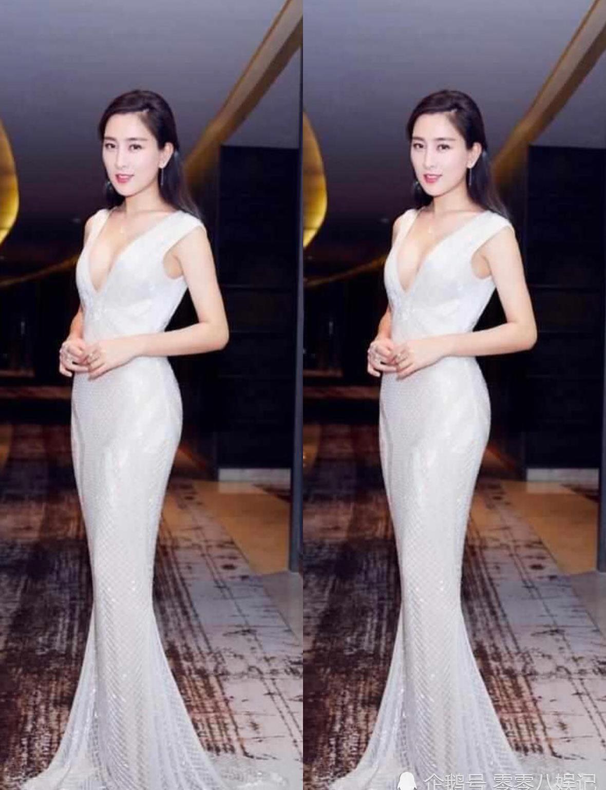 马苏真空装出席活动大秀上围,旁边的男助理服侍的太好了!