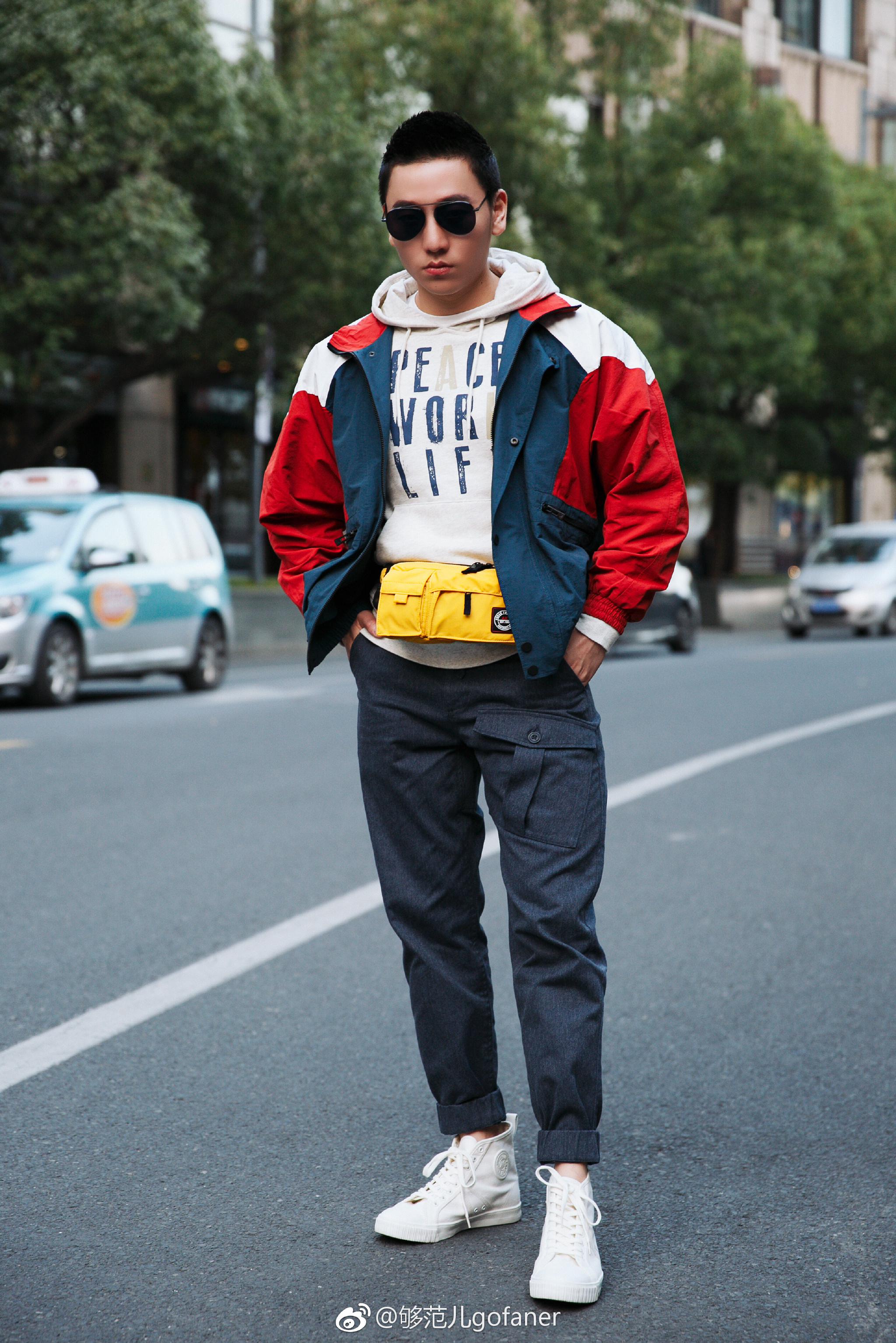 夹克是秋季男装top3的单品,撞色的夹克外套搭配字母连帽衫和工装裤