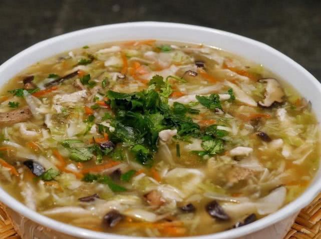 用豆腐做的酸辣羹,鲜香开胃,营养丰富,没食欲都能吃三碗饭