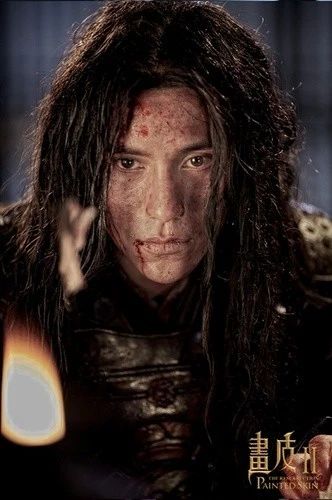 长相中的妖冶阴柔之气,俯拍视角下一个低眸邪笑,便活脱脱是个玉面罗刹