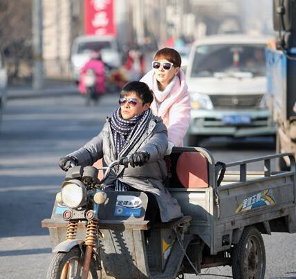 明星骑三轮车: 陈思诚土到掉渣,景甜花容失色, 最服王源开车