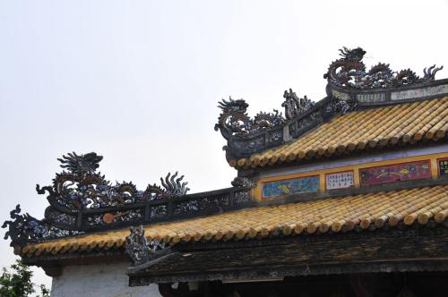 越南古建筑刻了许多文字,中国游客一看就明白,当地人却一头雾水