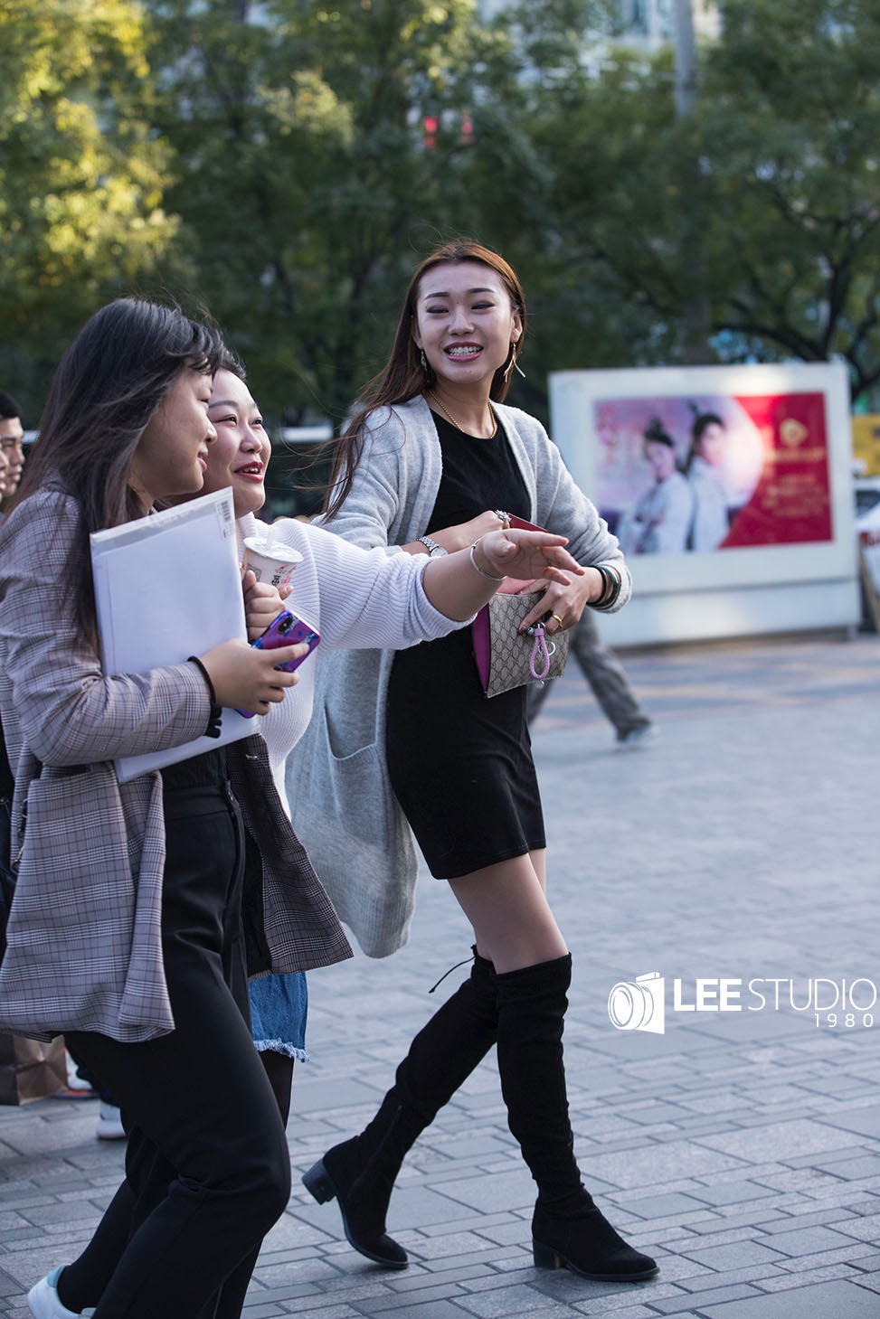 街拍;姐们儿腿长两米,身材高挑,比例好