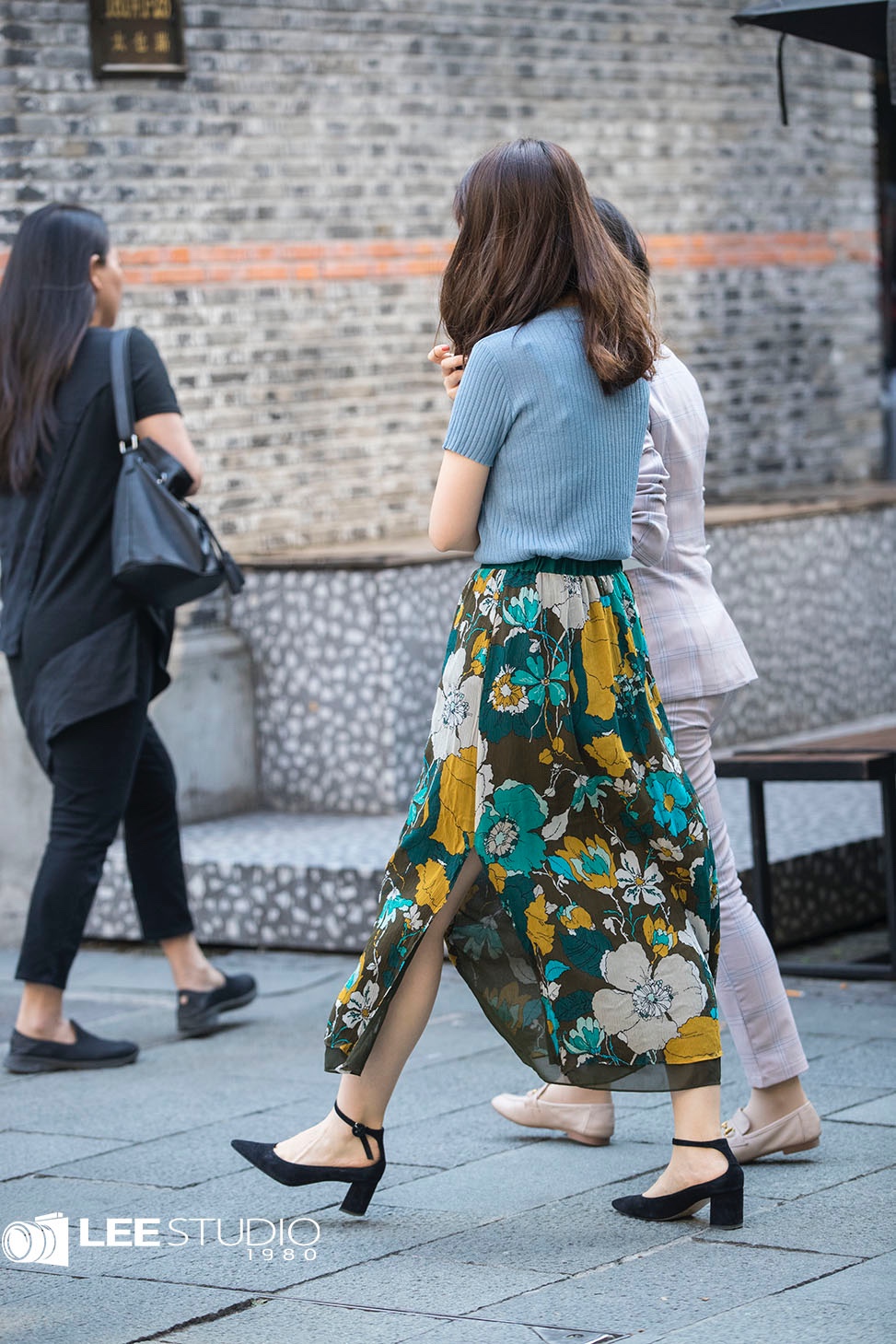 街拍;碎花的半身裙,搭配一件t恤,就可以很美