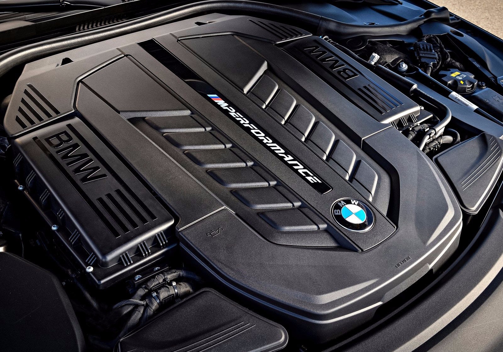 虽然v12发动机已经相继停产,但却挡不住我们那颗"暴躁的心"