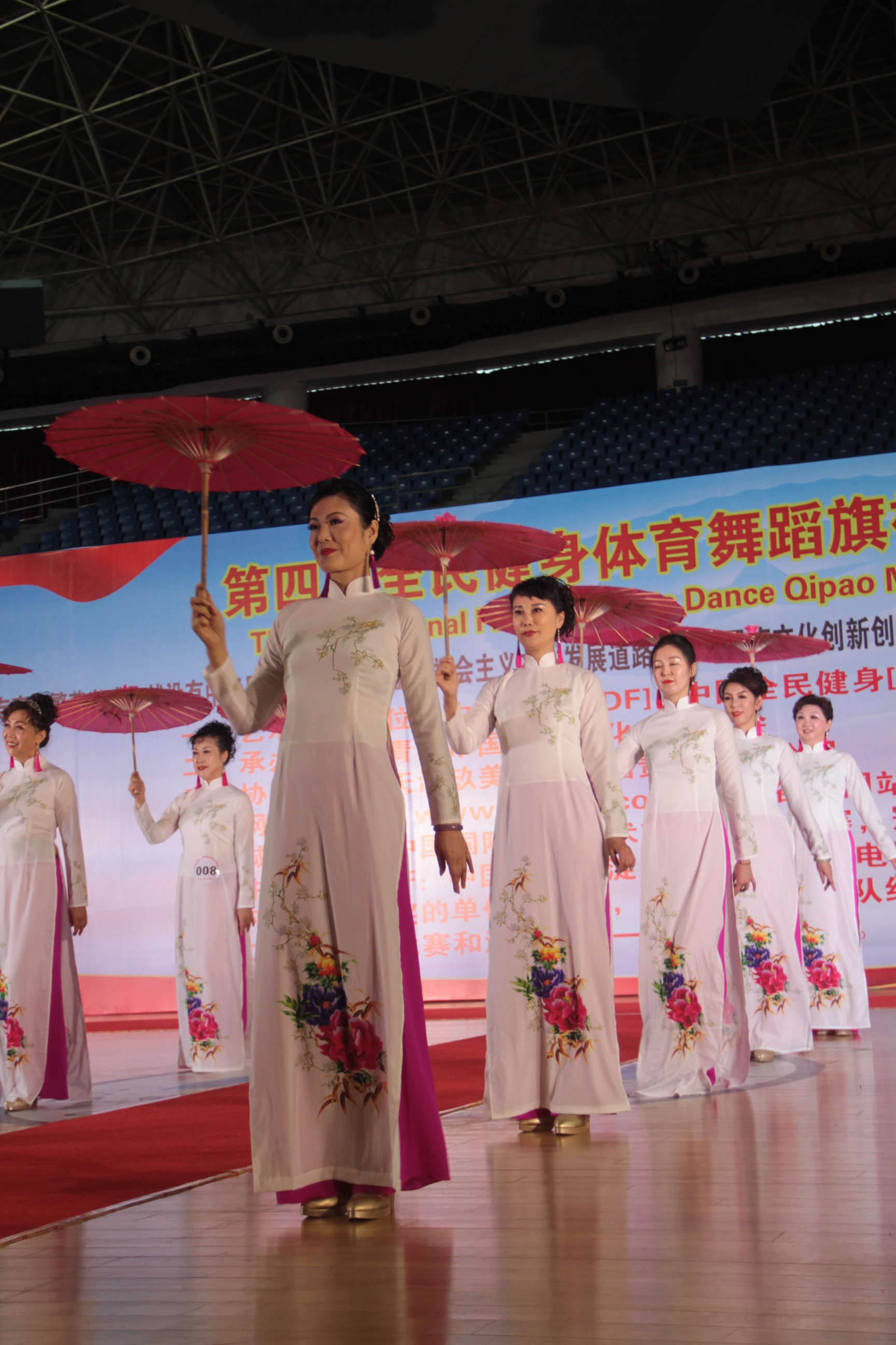 两千名旗袍佳丽齐聚青岛惊艳全场,秀旗袍风韵展曼妙舞姿