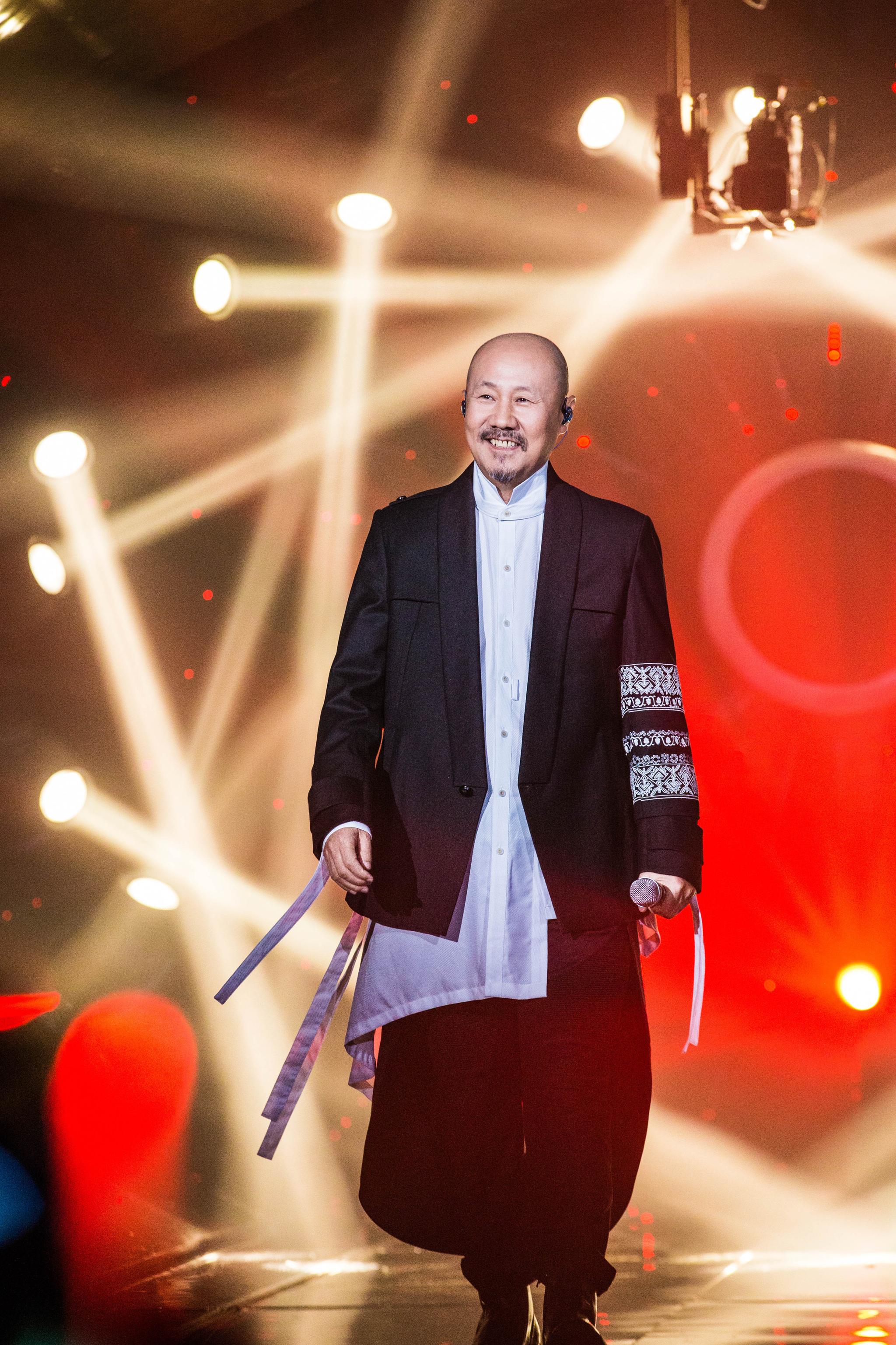 腾格尔催泪唱情歌《离不开你》 《歌手》舞台展现大叔的温柔