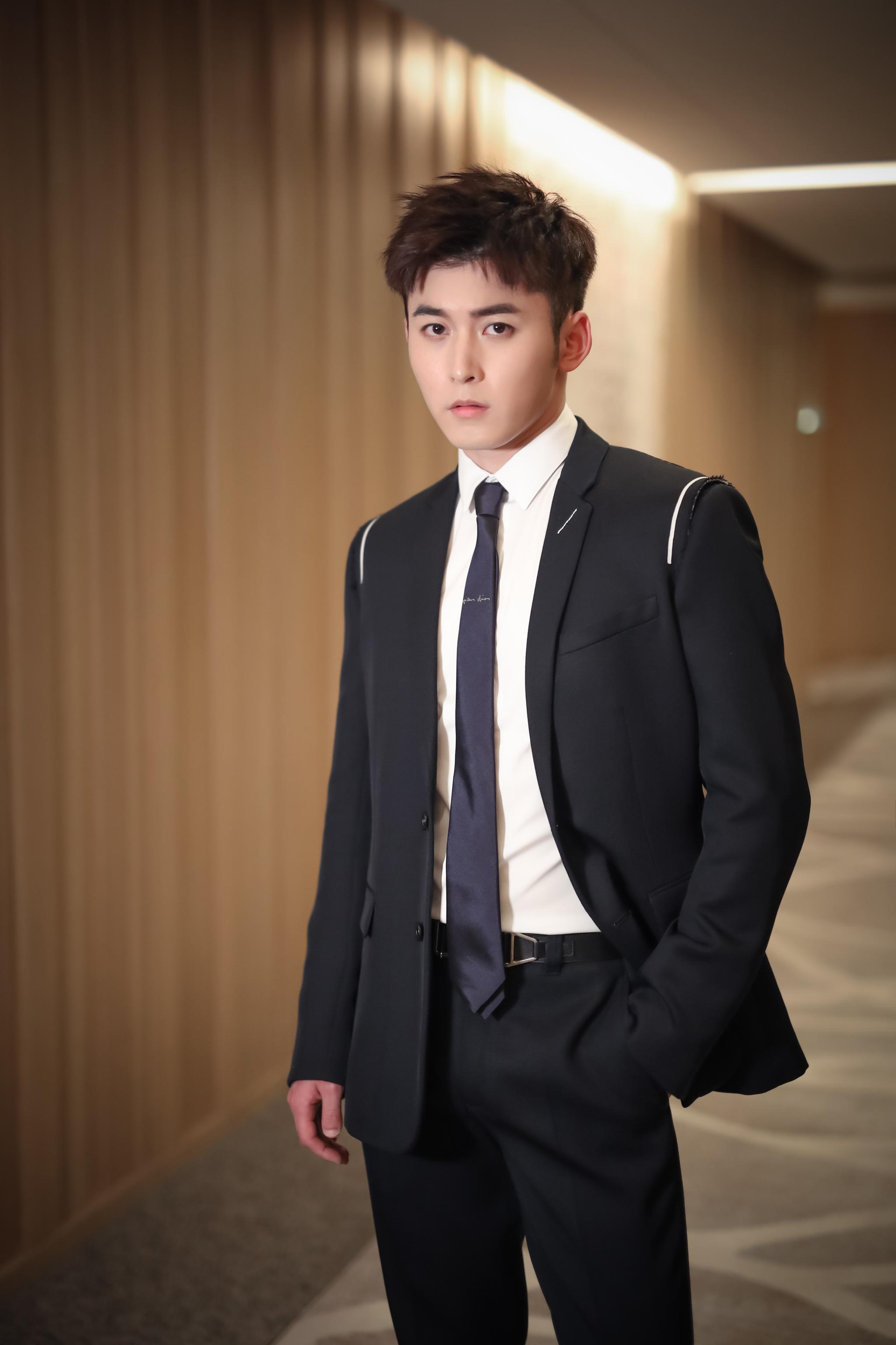 柴格新剧《萌妻食神》驾到 网评:小伙子还有两副面孔呢?