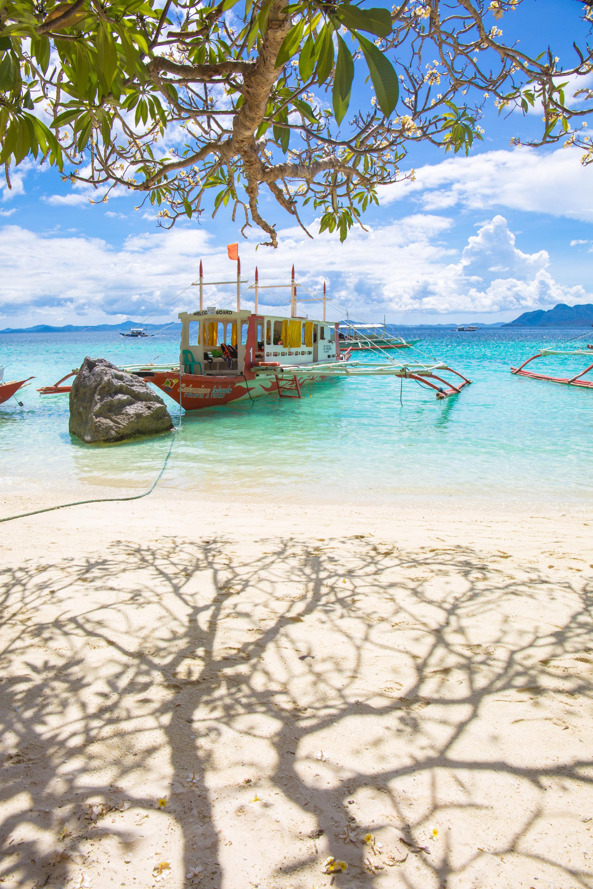 在菲律宾柯隆的跳岛游中的bonal beach 是一处非常漂亮而且具有烂漫气