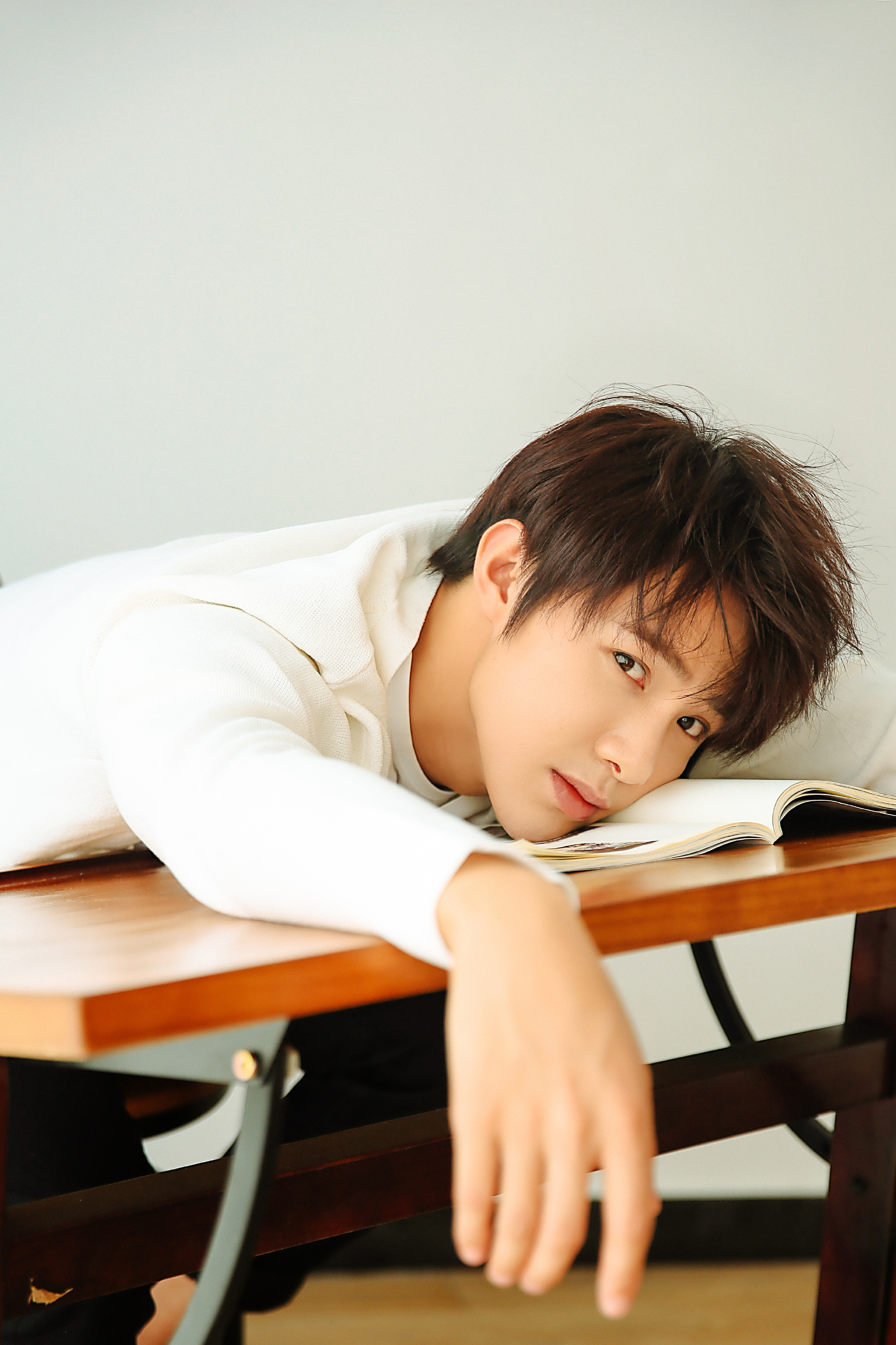 新版《泡沫之夏》定档5月8日浙江卫视和爱奇艺播出. 版的洛熙