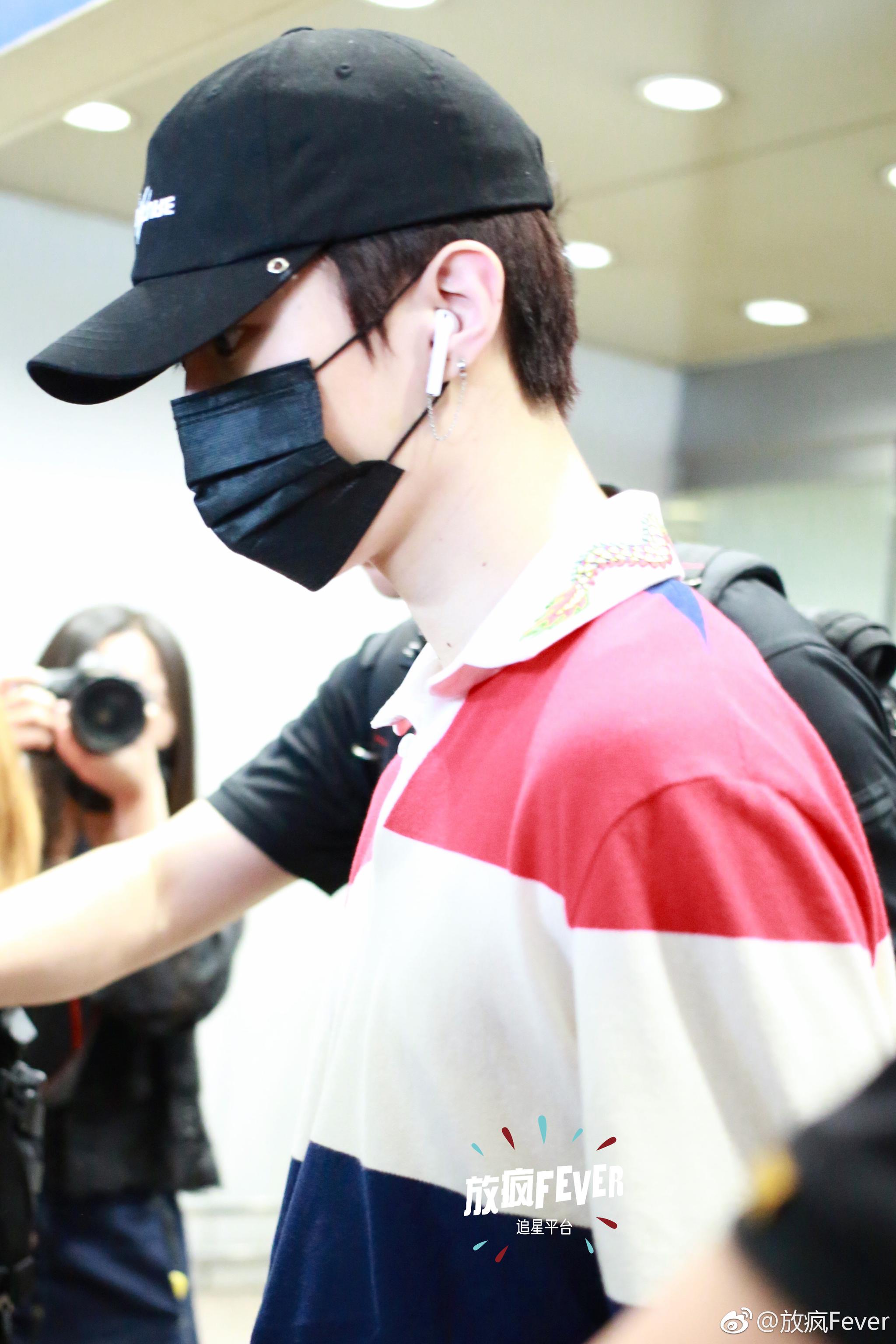 大条纹搭配 ,口罩帽子挡不住你的可爱帅气,也挡不住我们喜欢你