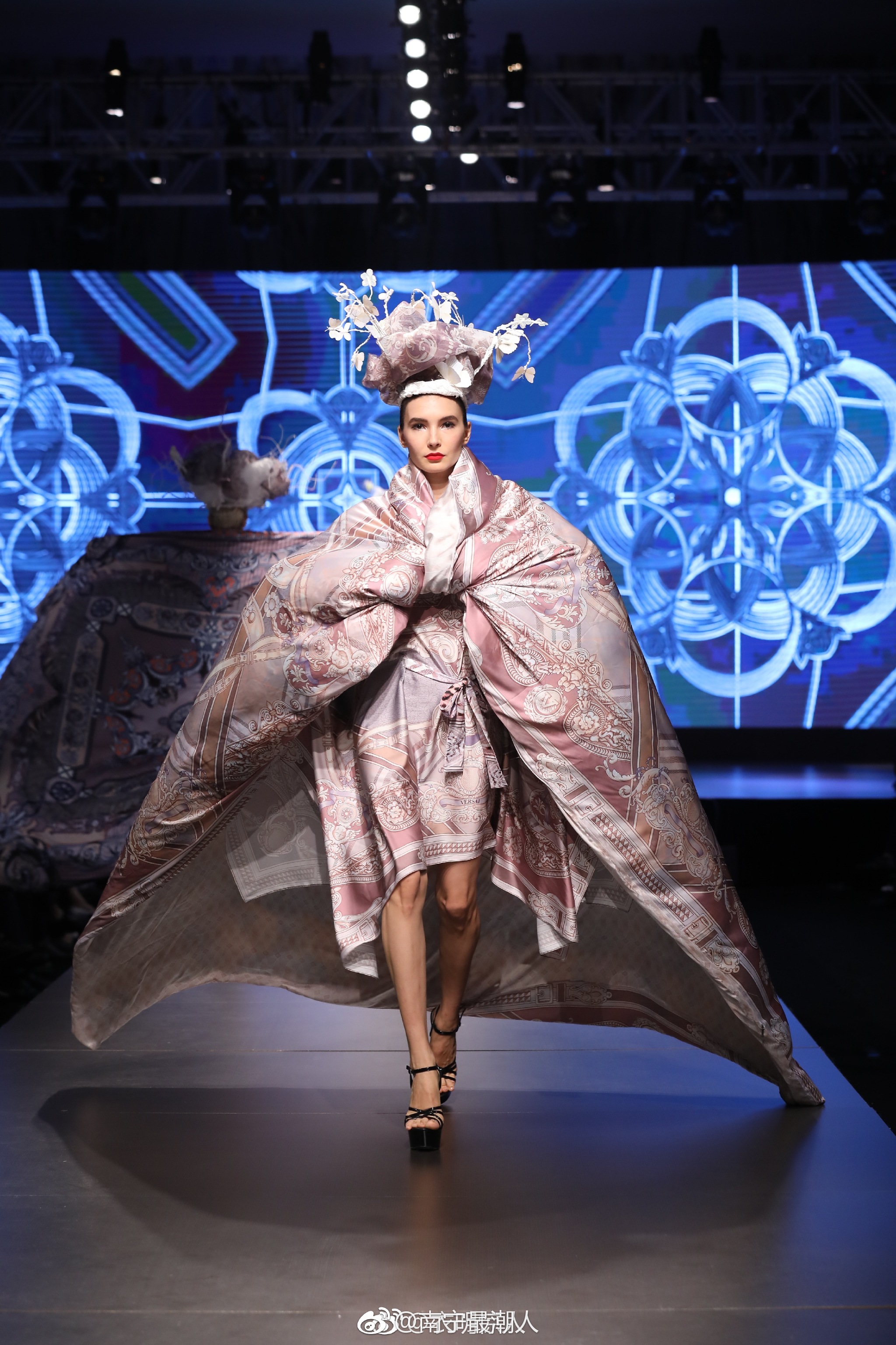 38位大长腿外模以富安娜原创设计的被子形象登上t台,证明美不设限!