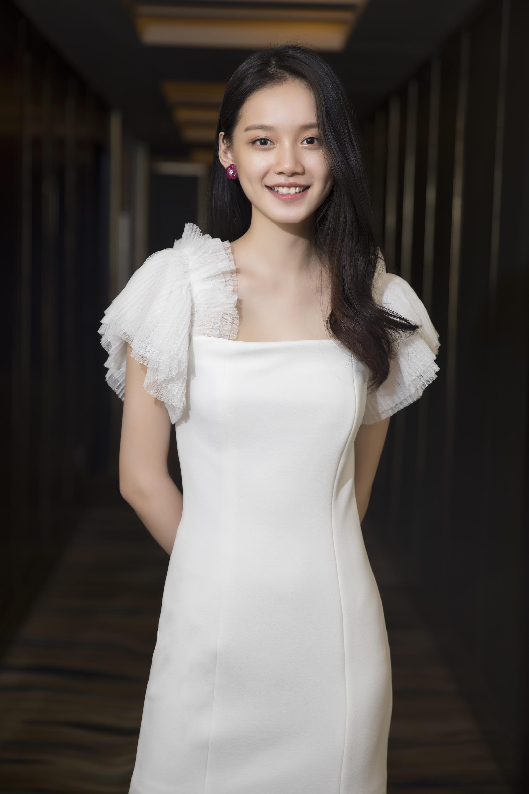 孙伊涵亮相《流星花园》发布会 白色短裙优雅大气