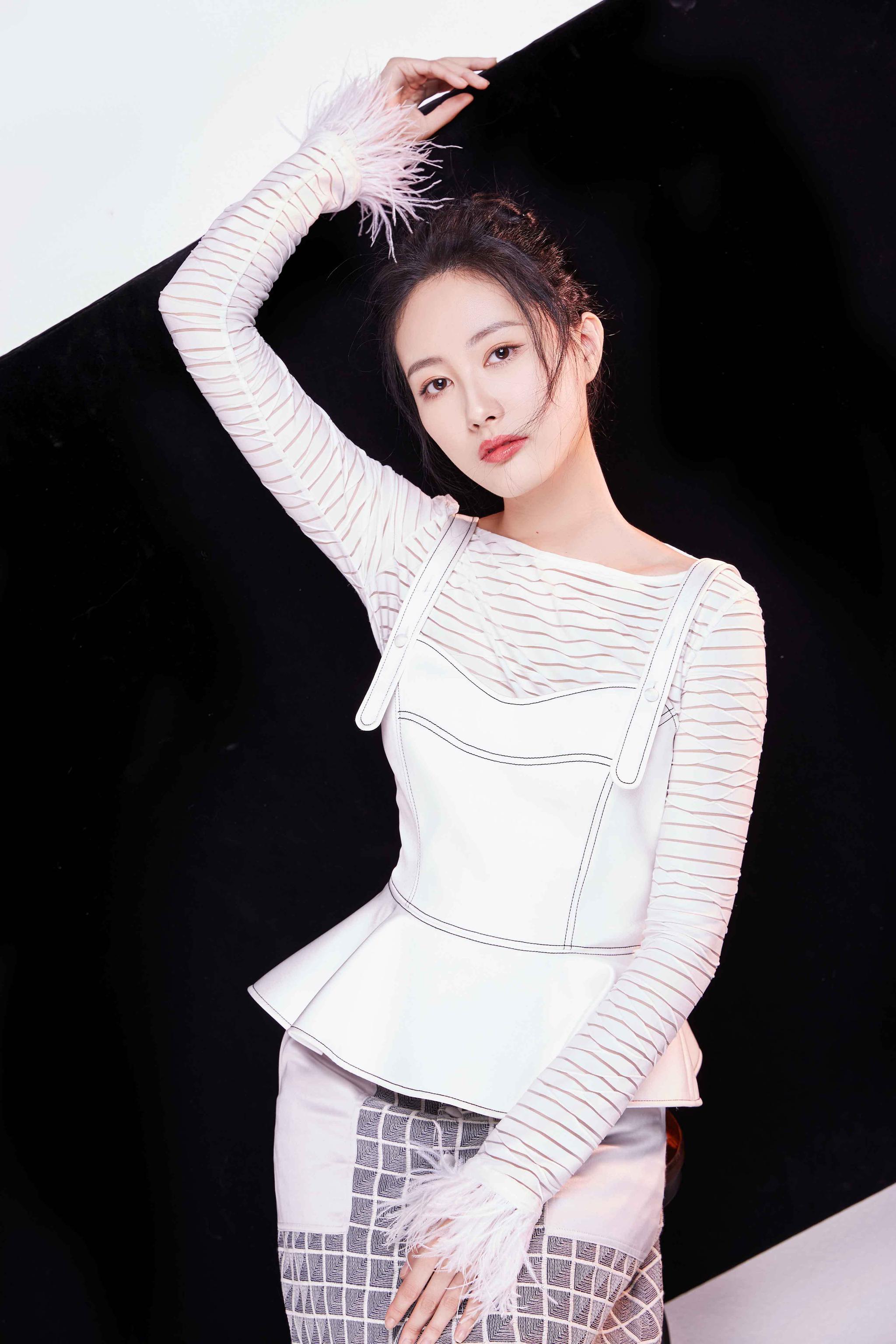 张子璇爆时尚写真 娇俏可爱展现灵动气质