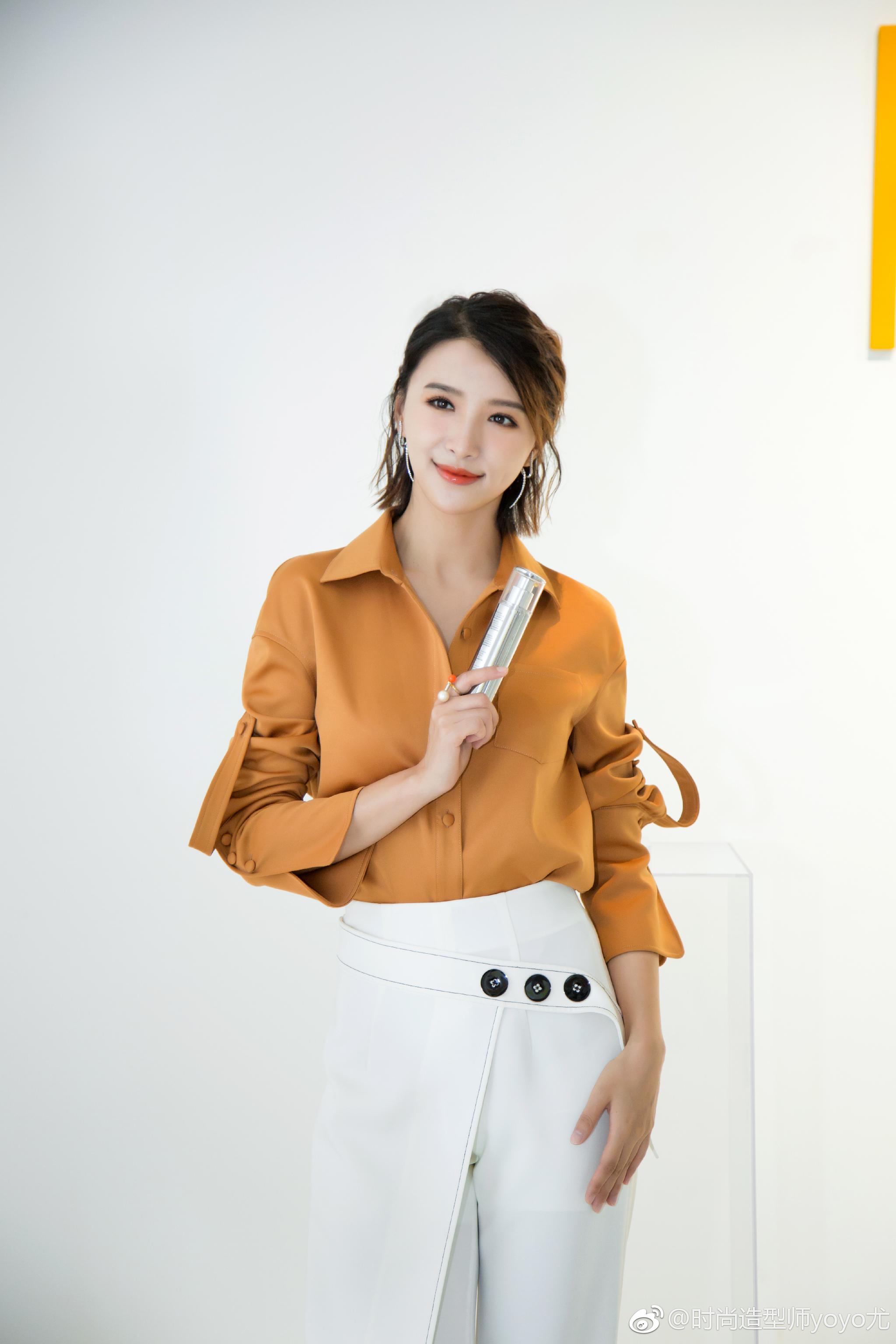 服装师是门辛苦活,满足艺人,满足品牌,跟各大品牌搞好关系