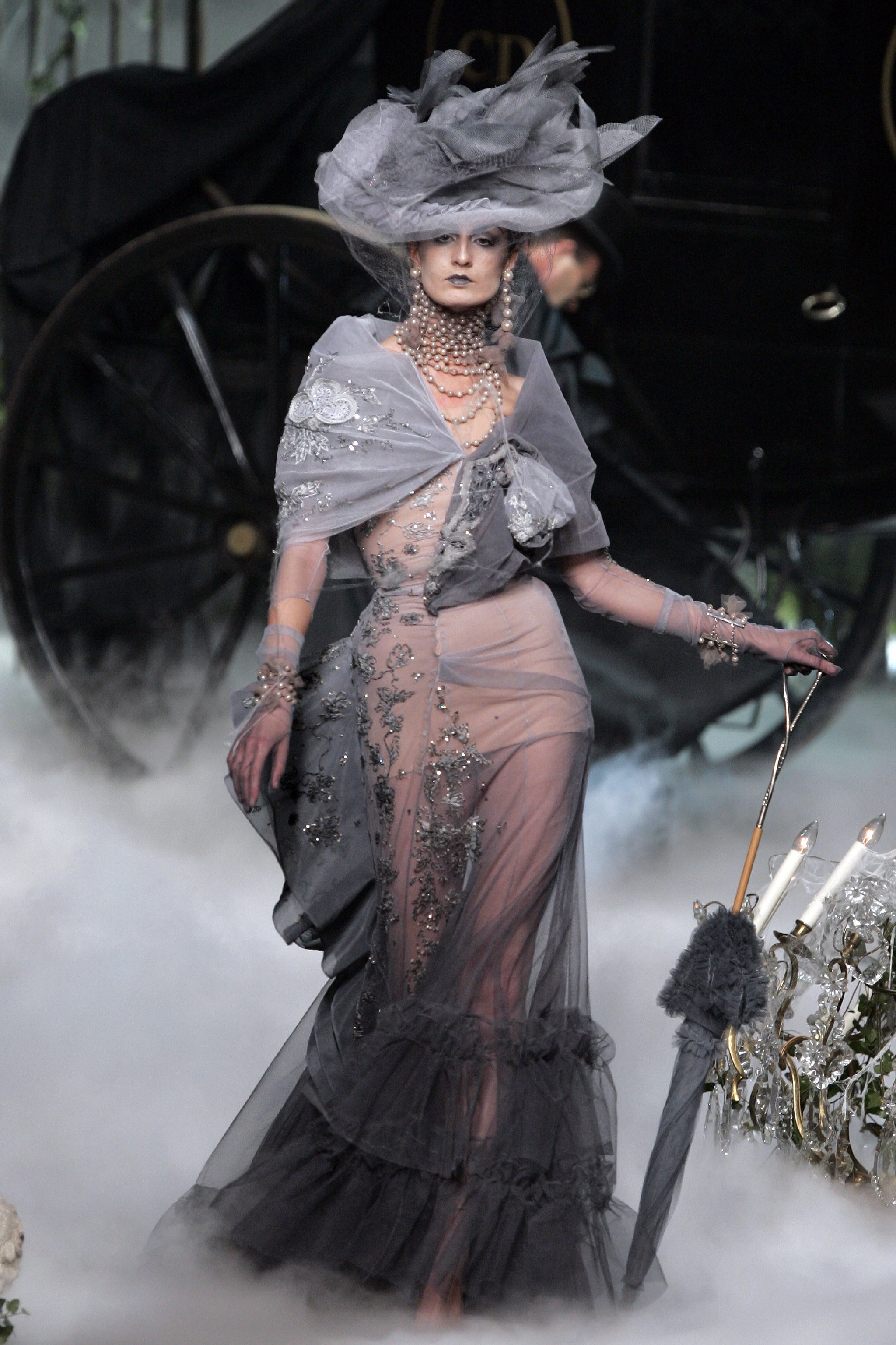 diorfw2005couture神秘庄园中