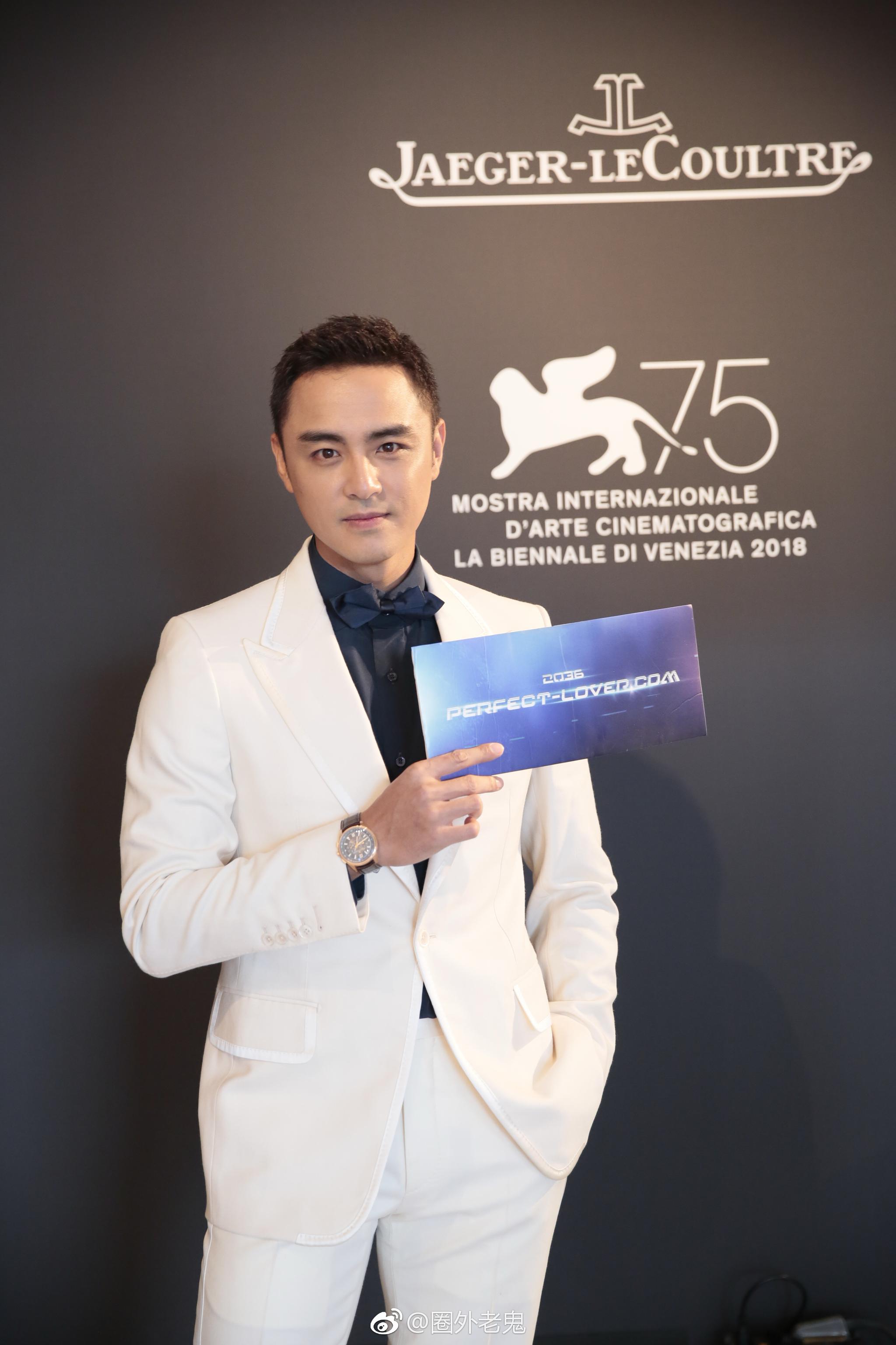 王子@明道 现身威尼斯红毯,一袭白色西装,耀眼夺目