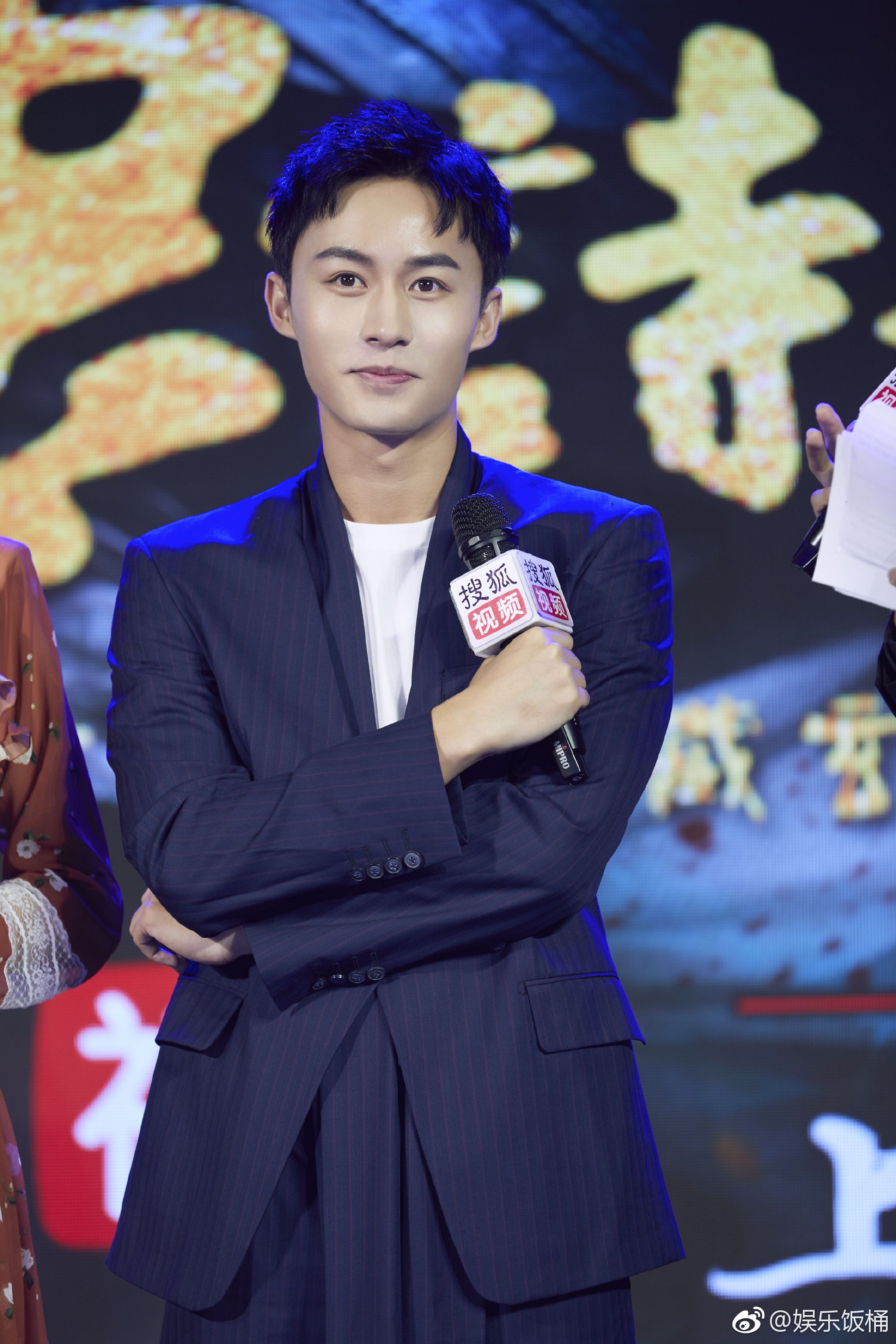 盐系男孩@付嘉fingal 亮相《唐诗三百案》发布会~一身藏蓝色休闲西装