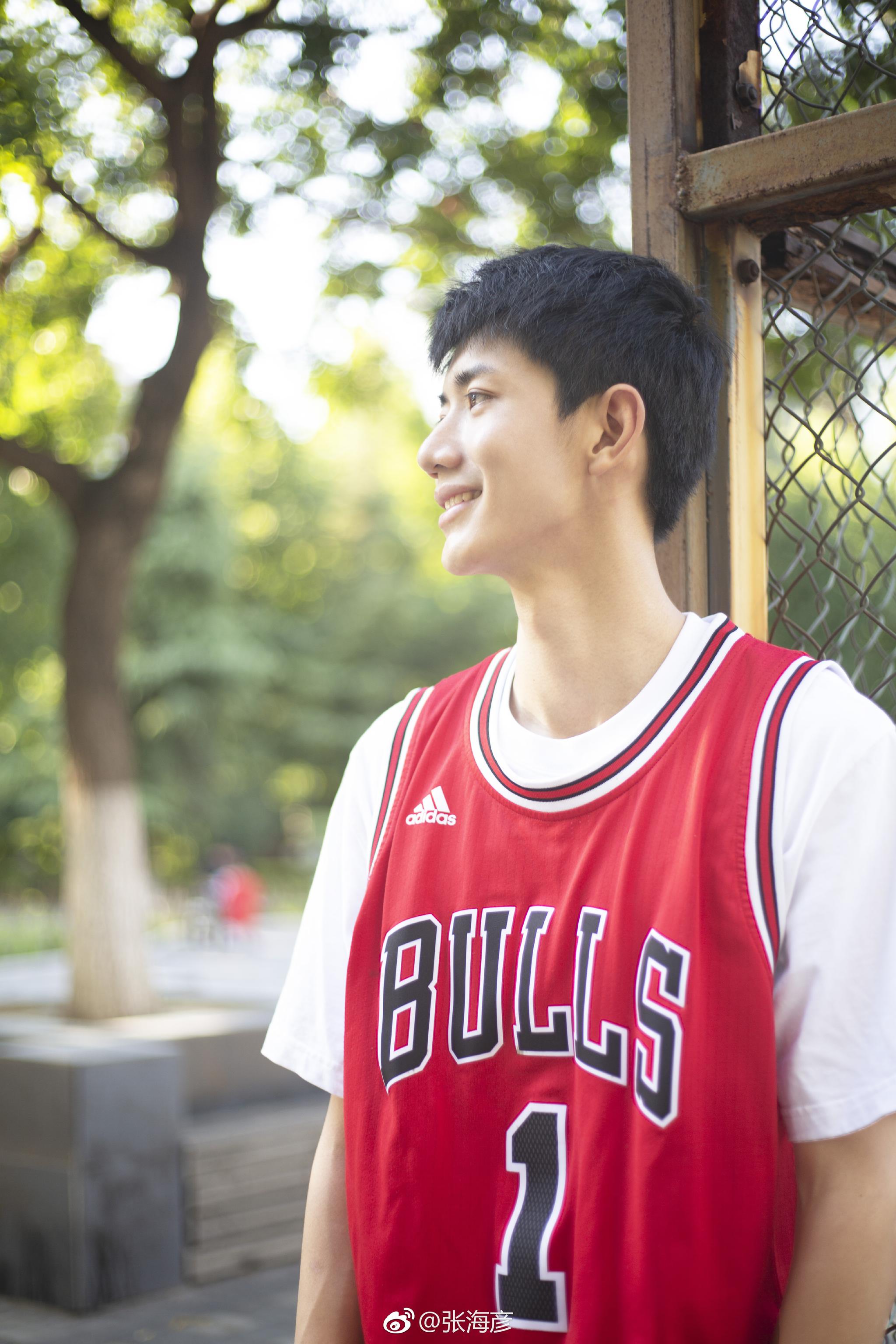 这就是灌篮里面的一个有点流川枫feel的小哥哥伍志勋打篮球的男生就