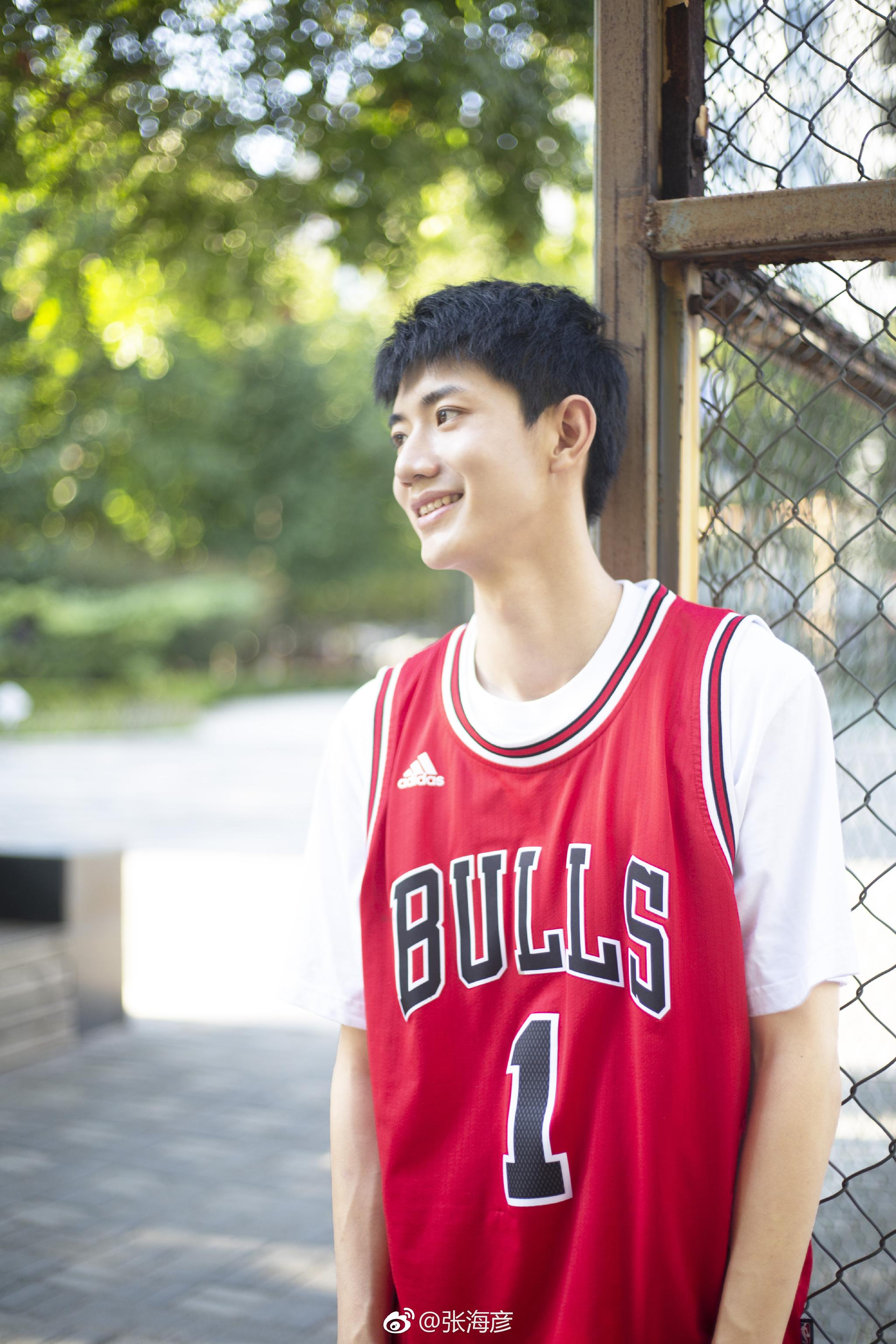 这就是灌篮里面的一个有点流川枫feel的小哥哥伍志勋打篮球的男生就