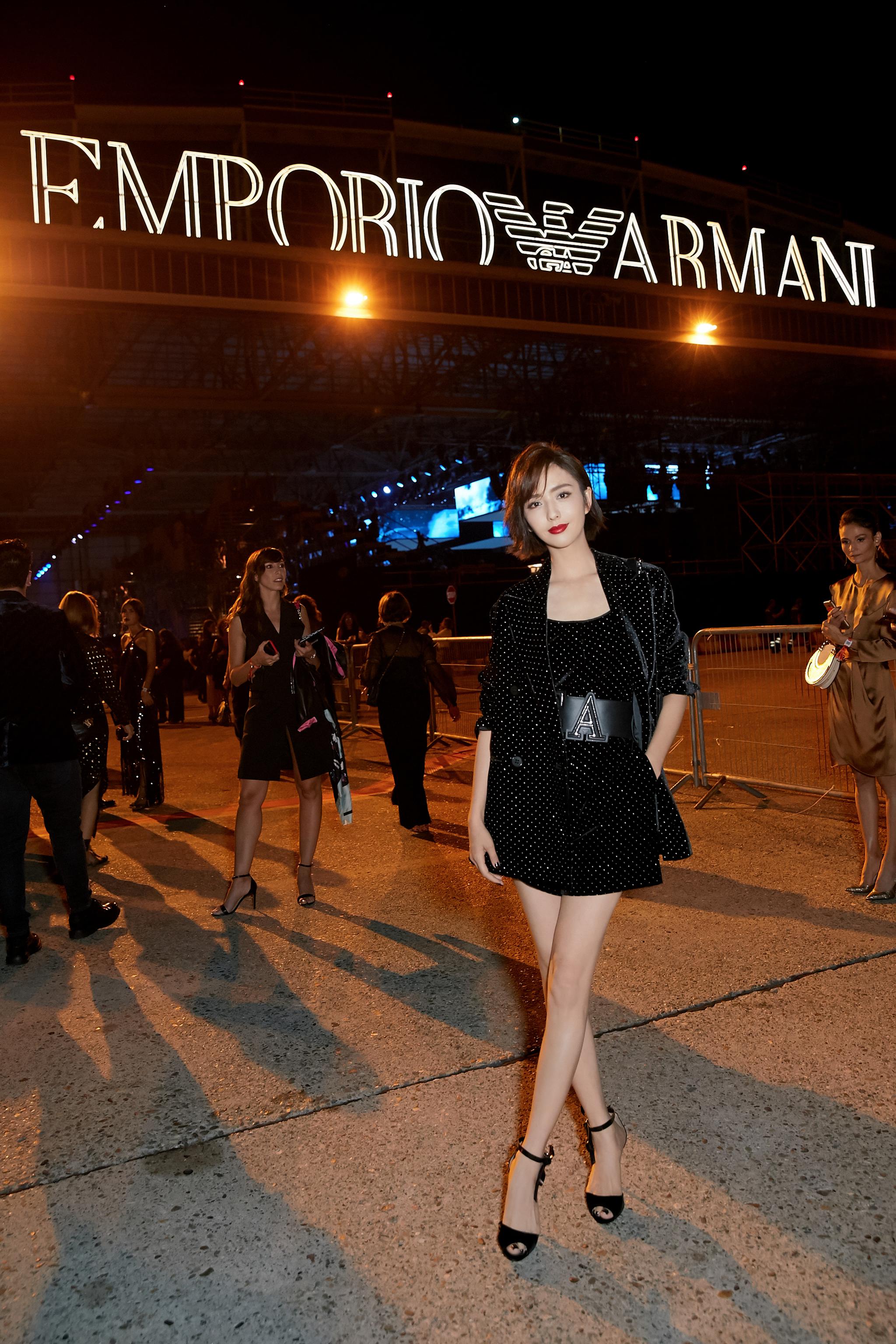 佟丽娅一席闪闪黑衣现身2019春夏米兰时装周emporio armani大秀