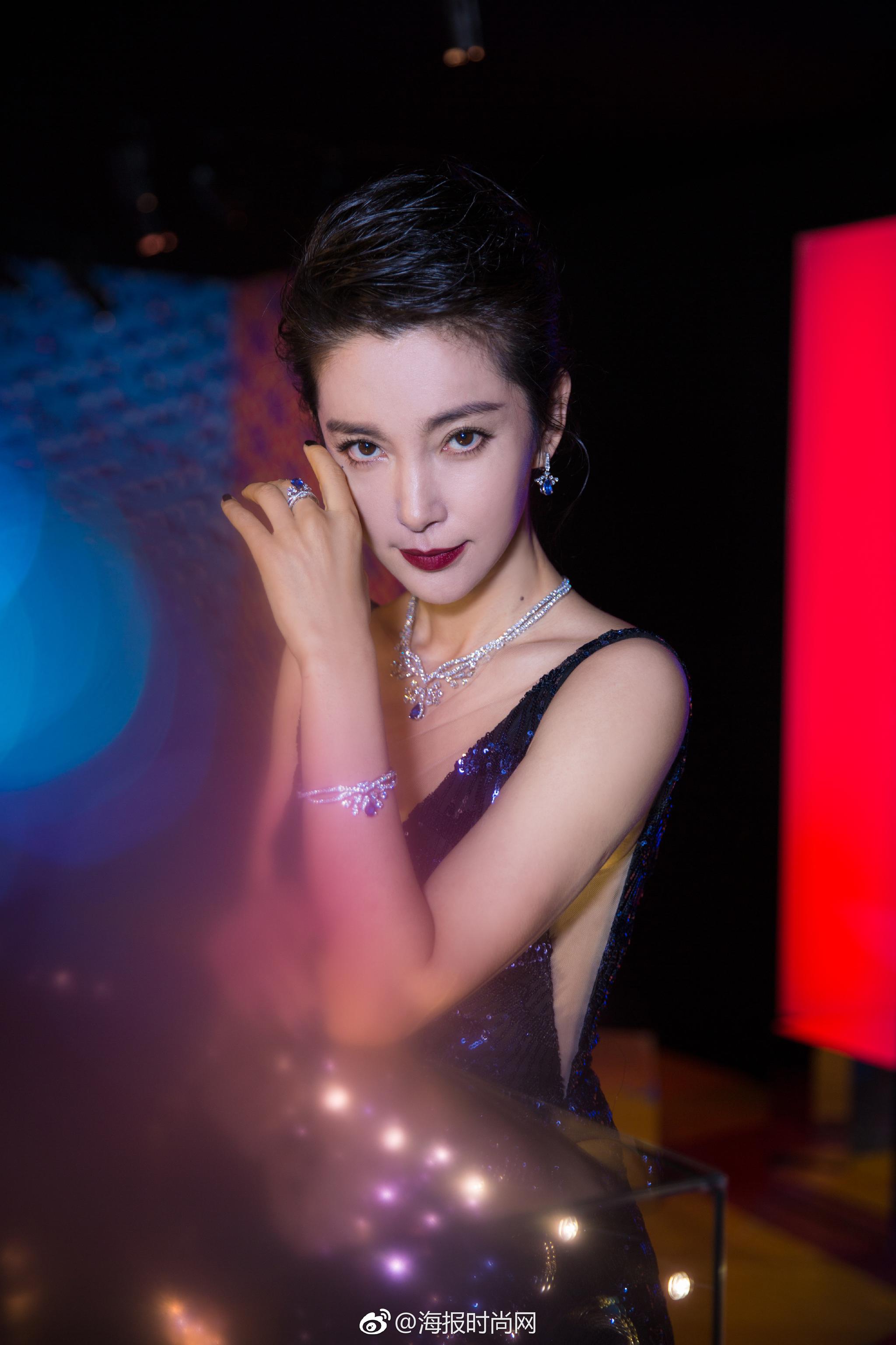 李冰冰 以一袭深蓝色曳地长裙亮相活动,深v领口大方端庄